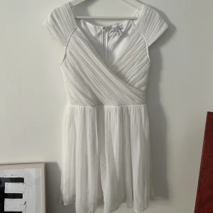 Studentklänning - Jättefin studentklänning från Nelly! Några noppror men annars ingenting att anmärka på. 🤗