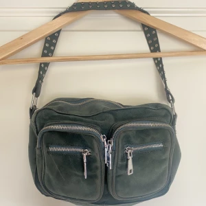 Noella väska - En Noella väska i härlig grön färg,  i nyskick! 💚 Köpt för 799kr  Det följer med ett längre band som tillhör väskan. Måtten är bredd 30 cm, höjd 20 cm och djup 8 cm. Axelbandet är i perfekt längd! KÖP DIREKT FÖR 400 💜