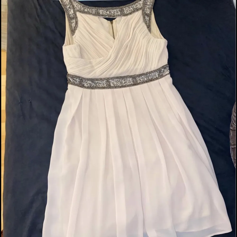 Beige/Aprikos klänning i storlek 36 (passar också 34). Säljer den eftersom jag inte använt den så mycket (endast använt den vid ett tillfälle). Pris kan diskuteras vid snabb affär. . Klänningar.