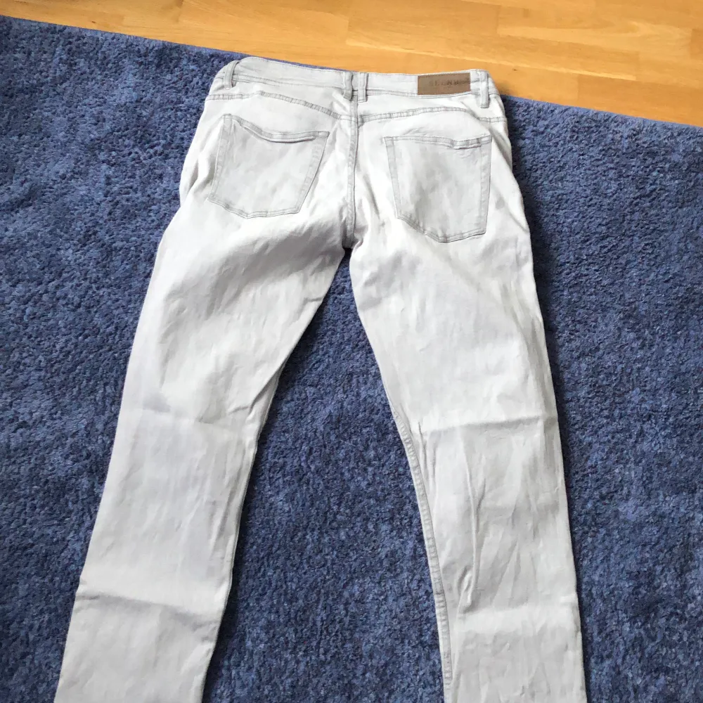 Gråa jeans från Blend perfekt inför sommaren . Jeans & Byxor.