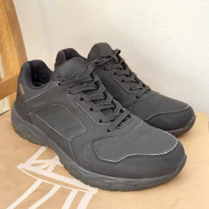 Waterproof hiking shoes - Sturdy boots, good for hiking, tourism or just rainy days. Fully waterproof (Aquamax). Label says 38, but the real size is 38.5 or even 39. Sole length (outside) 28 cm. Worn just a couple times, almost new. Bought for SEK 499.