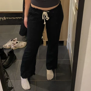 Svarta linnebyxor  - Säljer mina linnebyxor från Roxy. Köpta förra året men endast använda en gång💕