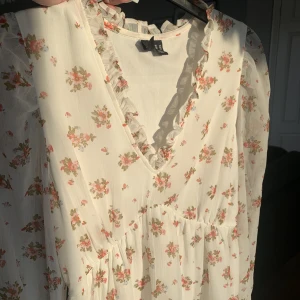 Klänning  - Jättefin somrig klänning från vero moda i stl xs. Endast använd en gång.  Säljer då jag har för mycket kläder. 150kr + frakt💘