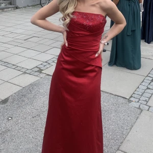 Balklänning  - Storlek xs/32/34  Jag är 164 och den går perfekt nedanför fötterna 