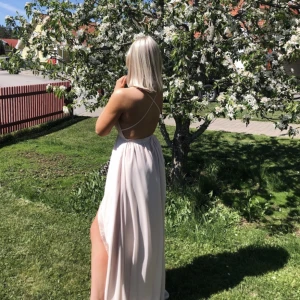 Moa dress - Intressekoll på min fina balklänning! Köpt på ivory field! Storlek 36. Använd 1 gång🫶🏼