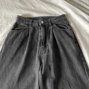 Svarta jeans - Snygga svarta jeans, säljer pga av för små. Jag är ung 160 🫶 Köparen står för frakt