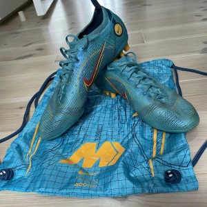 Nike mercurial elite  - Hej, säljer nu mina fotbollsskor i bra skick pga för små. Påse ingår. Pris kan diskuteras.  Frågor? Bara att höra av sig. Frakt ingår ej.