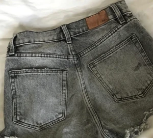 Grå Jeansshorts  - Gråa jeansshorts från zara storlek 34 men passar 36 också , passar till allting och perfekt till sommarn!💓