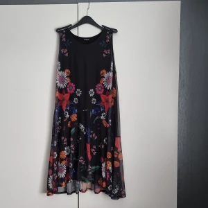 Klänning  - Nyskick klänning från Desigual. Använd bara en gång. Stl L men passar även M.