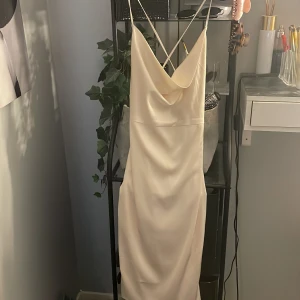 Vit klänning  - Hej säljer nu min vita fina klänning som jag köpte här ifrån plick men som tyvärr inte passade för mig, den är så skön i matrialet och har inga skador eller liknande, hör av dig vid funderingar och priset går att diskutera❤️