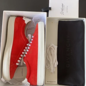 Givenchy suede sneaker - Hej! Säljer nu ett par sköna Givenchy sneakers i lammsuede ,nytvättade och sparsamt använda. Dem är köpta på mr porter för något år sedan för ca 5000kr. Priset är diskuterbart vid snabb affär. Allt og tillkommer (låda, dustbag, skosnören). 🤙