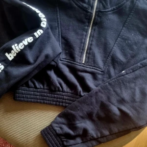 Croppad sweatshirt - Snygg kort croppad sweatshirt.  Text i vitt längst ärmar "Believe in dreams" 