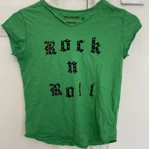 Zadig tröja - Säljer denna as coola zadig tröja då den inte kommer till användning, jättebra skick utöver två små hål vid ärmen som knappt syns( andra bild)💗