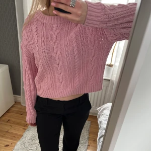 Stickad tröja - Stickad tröja perfekt till sommarkvällar då den ändå luftar, inget fel på den utan den kommer bara inte till användning😊