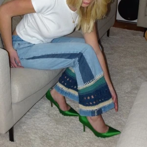 Jeans med virkad detalj  - Vårt UF-företag IMO jeans skapar unika och exklusiva handgjorda jeans. Dessa jeans är i en helt fantastisk virkad modell. Midjemått 78, innerbenslängden 76 ❤️