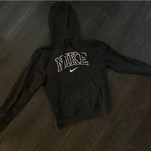 nike hoodie - Säljer denna nike hoodie. bra skick! Säljer då den inte kommer till använding ☺️ Hör av er! (lånade bilder)