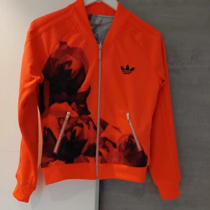 Äkta adidas vändbar - Äkta adidas vändbar stl S super snygg 800kr