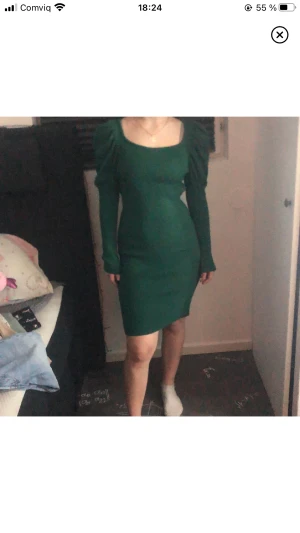 Stickad grön klänning - Stickad grön klänning perfekt nu till höst och vinter köpt utomlands i nyskick Stretch så passar xs-m Mycket finare i verkligheten