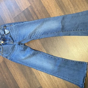 Mörk blå jeans  - Utsvängda, lågmidjade jeans,