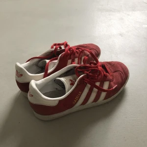Adidas gazelle röd - Bra skick och oanvända av mig (köpta second hand), däremot sliten sula. För stora för mig tyvärr 🫤 men går jättebra att lägga i en sula om de bara är lite stora! 