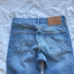 Zara mid waist jeans  - Köpta här på plick men var för små, jeans från zara, storlek 38 men skulle snarare säga att det är 36/S. 