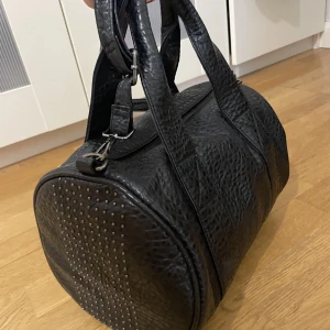 Väska  - Stor och rymlig väska i skick dom ny! Längs 30cm, höjd 20 cm!