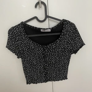 Söt sommartopp - Köpt på new yorker inför förra sommaren, fint skick och söt tröja 