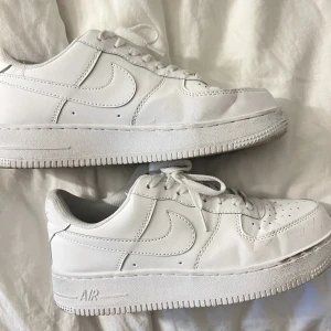 Nike skor  - Vita Nike airforce, endast använda 4 gånger, så fint skick. Storlek 40 men passar även en 39