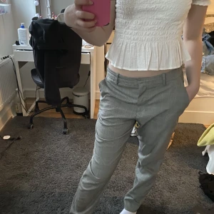 Rutiga kostymbyxor - Säljer dessa coola kostymbyxorna från Hm. De är svinsnygga och liknar mycket ett par andra som ligger i denna shoppen. De är använda ett par gånger men är i hyfsat bra skick ändå. Storlek 36❤️