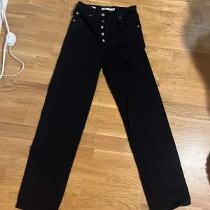 Jättefina högmidjade svarta Levis jeans i storlek 24 modellen straight! Tror att de är length 32 men inte säker! Passar mig som är 170cm! De är i nyskick och är köpta för ett år sedan men knappt använda!💕
