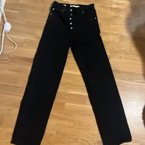 Jättefina högmidjade svarta Levis jeans i storlek 24 modellen straight! Tror att de är length 32 men inte säker! Passar mig som är 170cm! De är i nyskick och är köpta för ett år sedan men knappt använda!💕