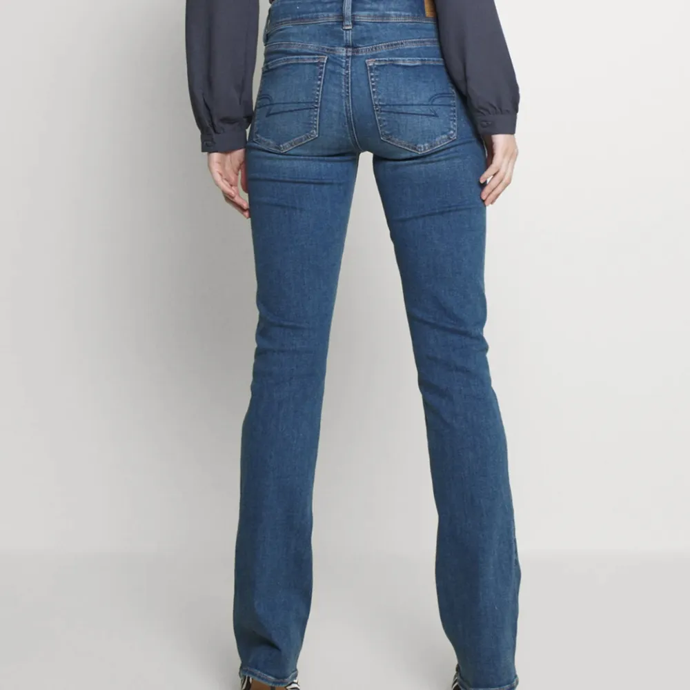 Lågmidjade bootcut jeans från american Eagle! Köpta på Zalando för 560kr! Perfekt skick . Jeans & Byxor.
