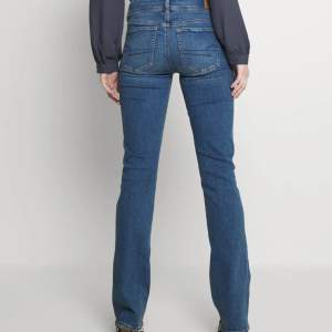 Lågmidjade bootcut jeans från american Eagle! Köpta på Zalando för 560kr! Perfekt skick 