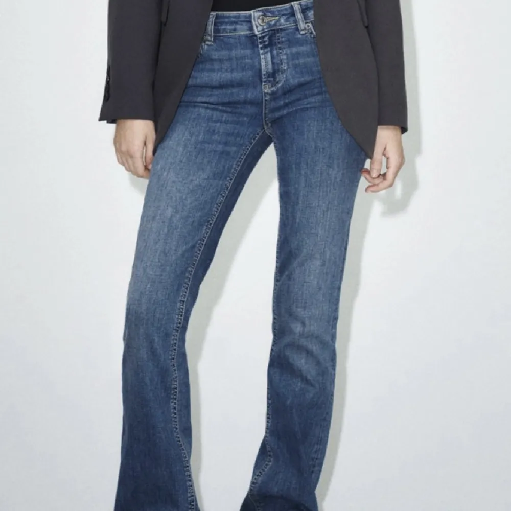 Superfina low waist bootcut jeans från ginatricot😍 använda två gånger så är precis som nya! Nypris; 500kr, köpare står för frakt. Jeans & Byxor.