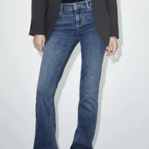Superfina low waist bootcut jeans från ginatricot😍 använda två gånger så är precis som nya! Nypris; 500kr, köpare står för frakt