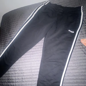 Adidas byxor - Adidas mjukisbyxor. Väldigt sköna o snygga men tyvärr för korta på mig nu. Passar en storlek S-M som är max 1.60cm lång