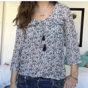 Somrig blus  - Säljer denna jättefina blusen då den inte kommer till användning, endast använd 1 gång. 