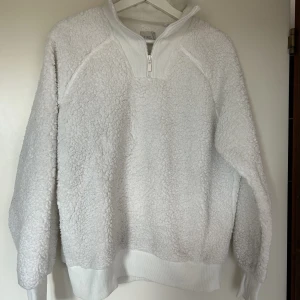 Vit fluffig tröja - En tjock mysig tröja med krage och dragkedja. Varm och skön. Med muddar. Storlek M 