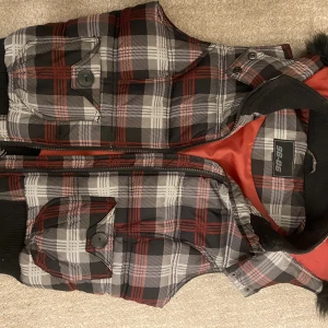 Väst med luva - Rutig väst med luva, storleken M-L Aldrig använd, bra kvalitet 