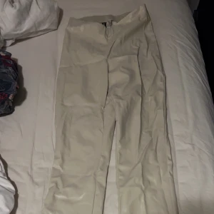 Imitations läder - ”Läder” byxor med slits nertill. Stretchigt material. Aldrig använda