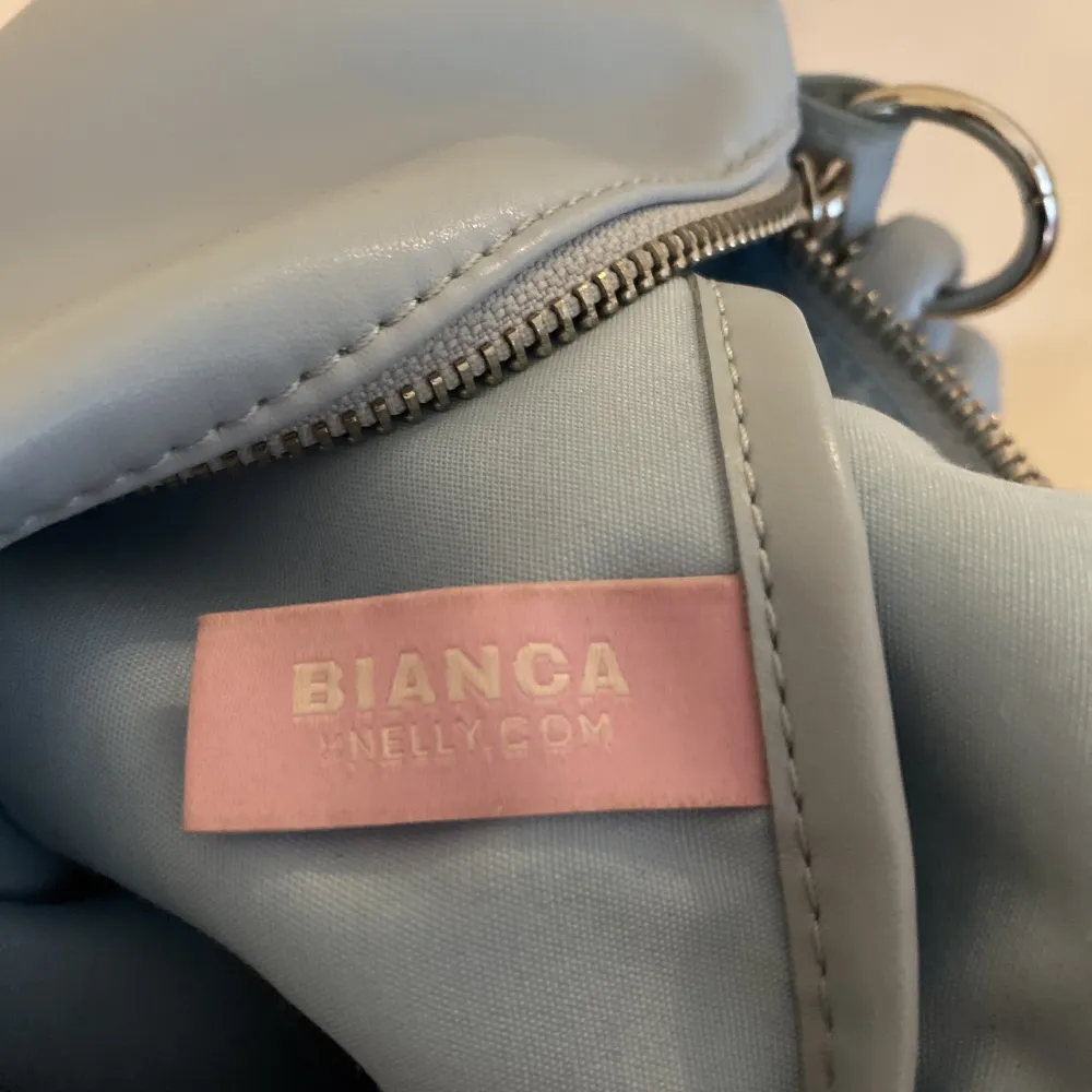 Blå handväska från Bianca och Nelly. Com collection. Använd fåtal gånger. Nypris ca 279 kr . Väskor.