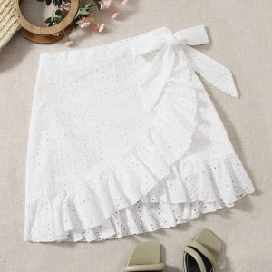 Vit kjol - En söt vit kjol med snörning, är i storlek M men skulle mer säga att det är S. Hör av er vid frågor och vid snabb affär kan priset sänkas:kr