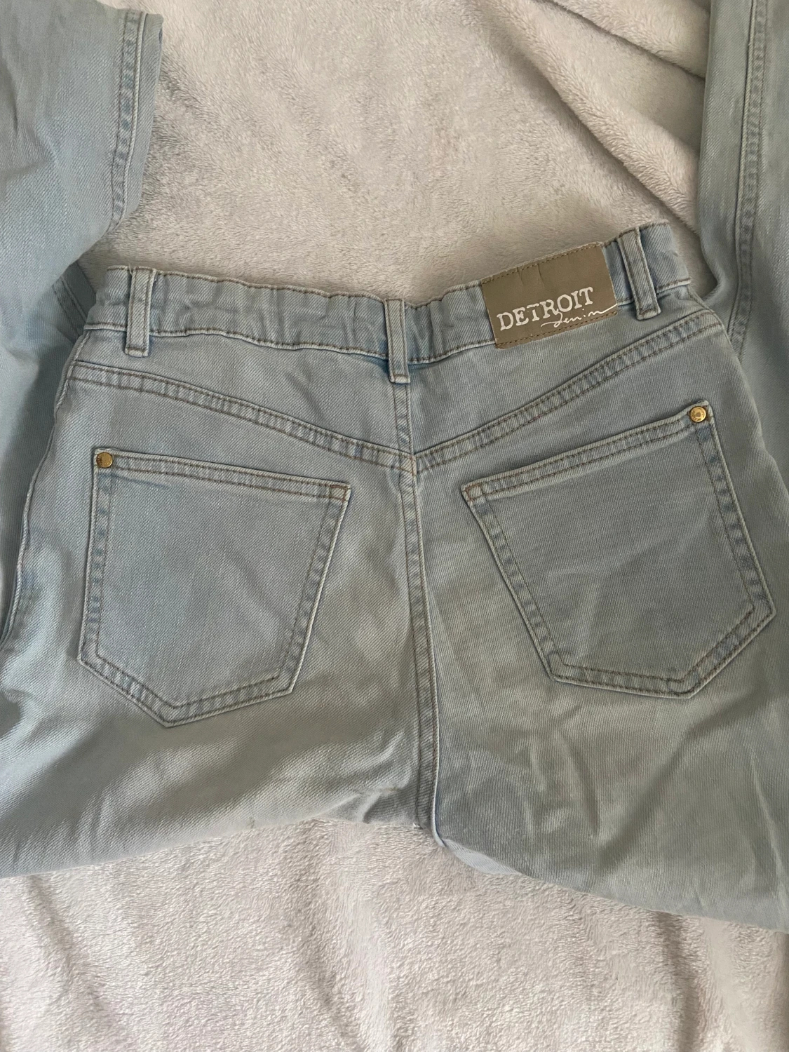 ljusblåa högmidjade jeans  - 90