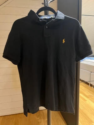 Ralph Lauren Piké - •Ralph Lauren Piké •Strl Medium •Använd men i gott skick •Nypris ~1000 kr 