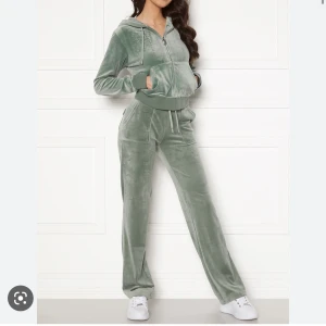 Söker Juicy Couture  - SÖKER denna juicy couture dress i strl XXS!! Måste vara xxs på byxorna åtminstonde. ❤️‍🔥