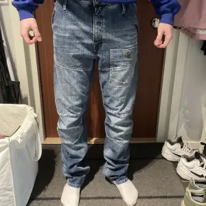 ett par jeans jag knappt använder varken slitage eller fläckar är 180 cm lång