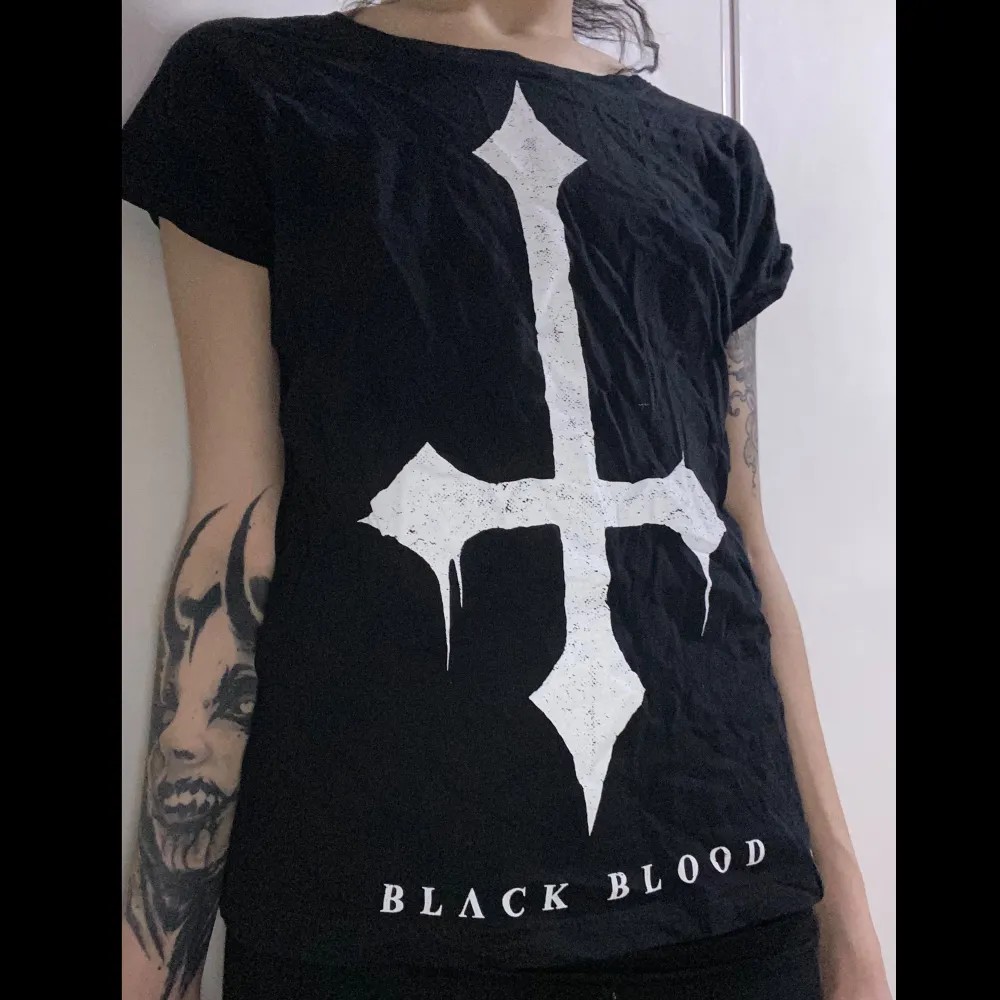'Black blood' T-shirt köpt från EMP . T-shirts.