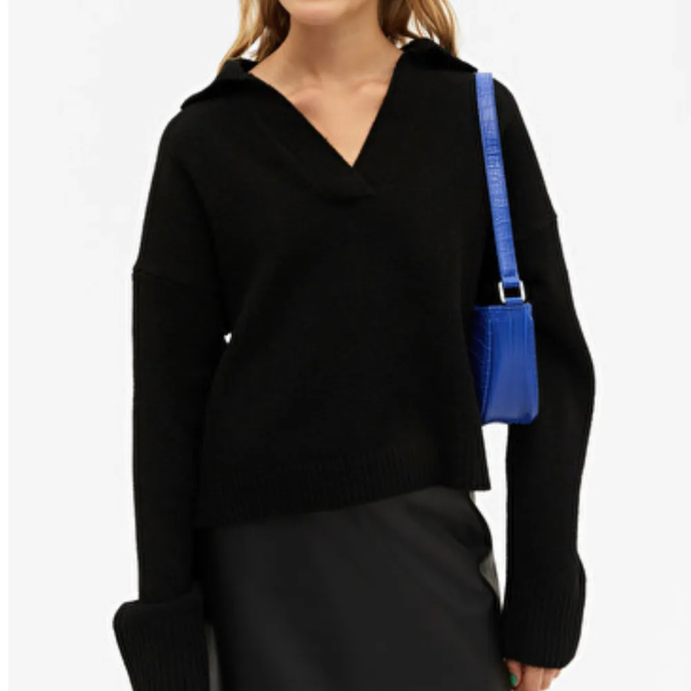 Säljer denna svarta finstickade tröjan som är använd ett få tal gånger i storlek S. Den köptes för 300kr från Monki. Skriv privat för fler bilder💕. Tröjor & Koftor.