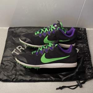 Spikskor Nike i storlek 40 (UK 6) och 41 (UK 7). Cond 10/10. Säljer pga att dem är för små. Hör av er för mer information samt bilder! 