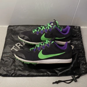  Spikskor - Spikskor Nike i storlek 40 (UK 6) och 41 (UK 7). Cond 10/10. Säljer pga att dem är för små. Hör av er för mer information samt bilder! 